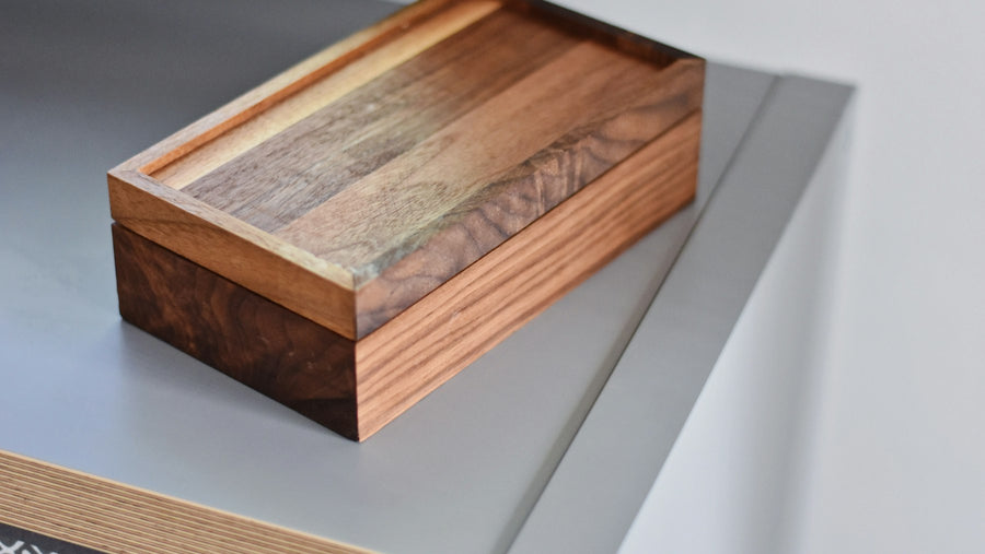 Rechthoekige houten doos op een tafel
