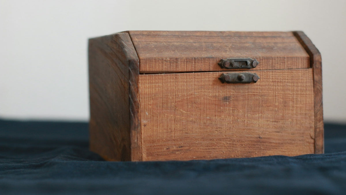 Houten kistje op een donkere tafel