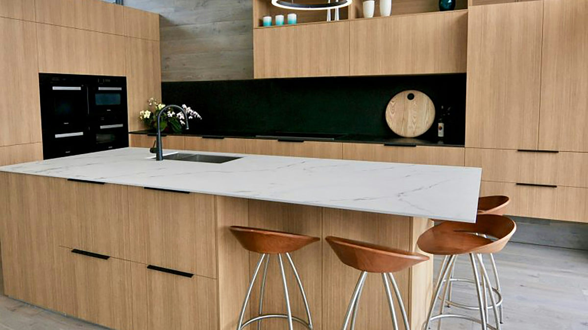 Lichte houten keuken met aanrecht en barkrukken