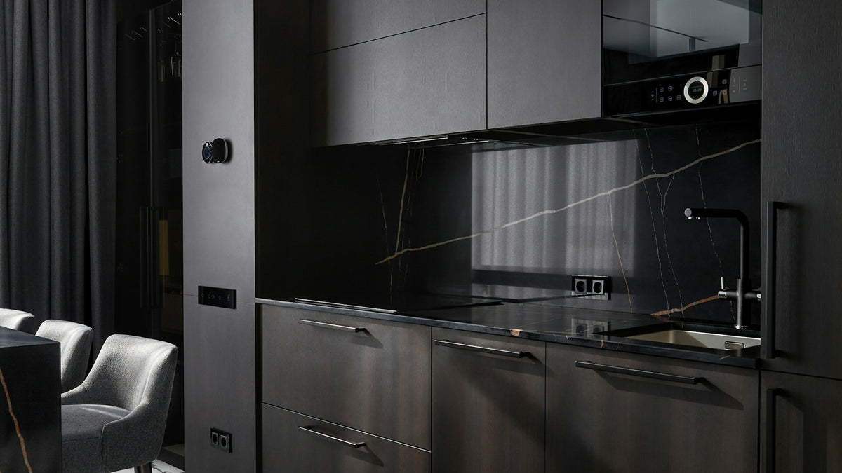 Moderne donkere keuken met marmer