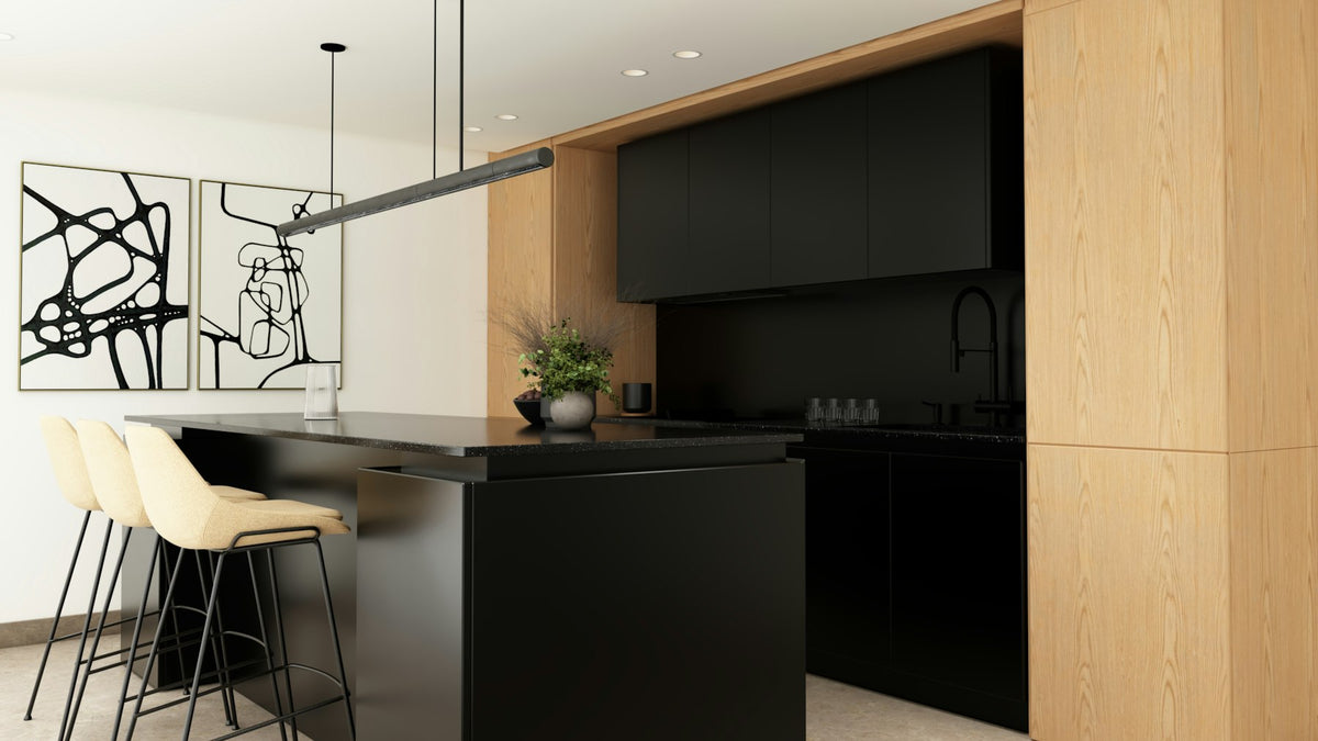 Keuken met zwart kookeiland en lichte houten kasten