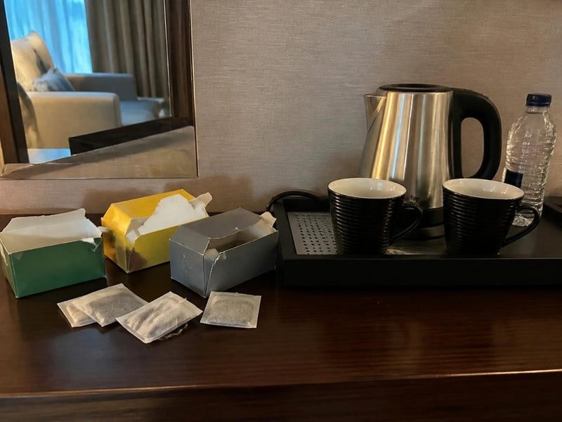 Kartonnen theedoosjes op het dienblad van een hotelkamer