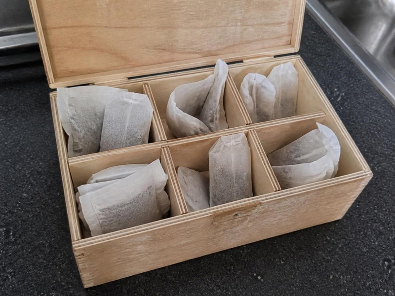 Goedkope houten theedoos met gevouwen theezakjes