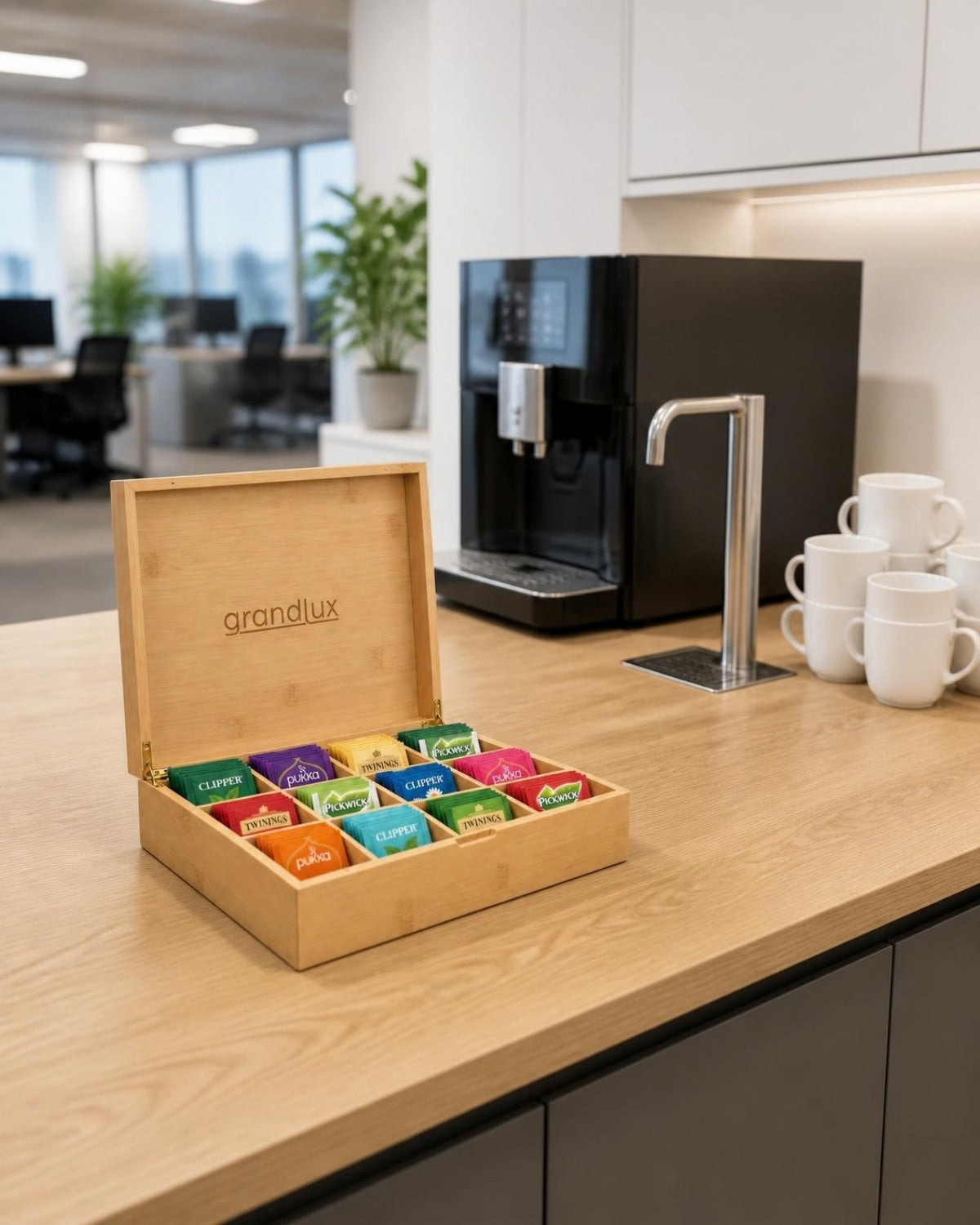 Grandlux theedoos naturel gevuld met thee in een kantoorpantry