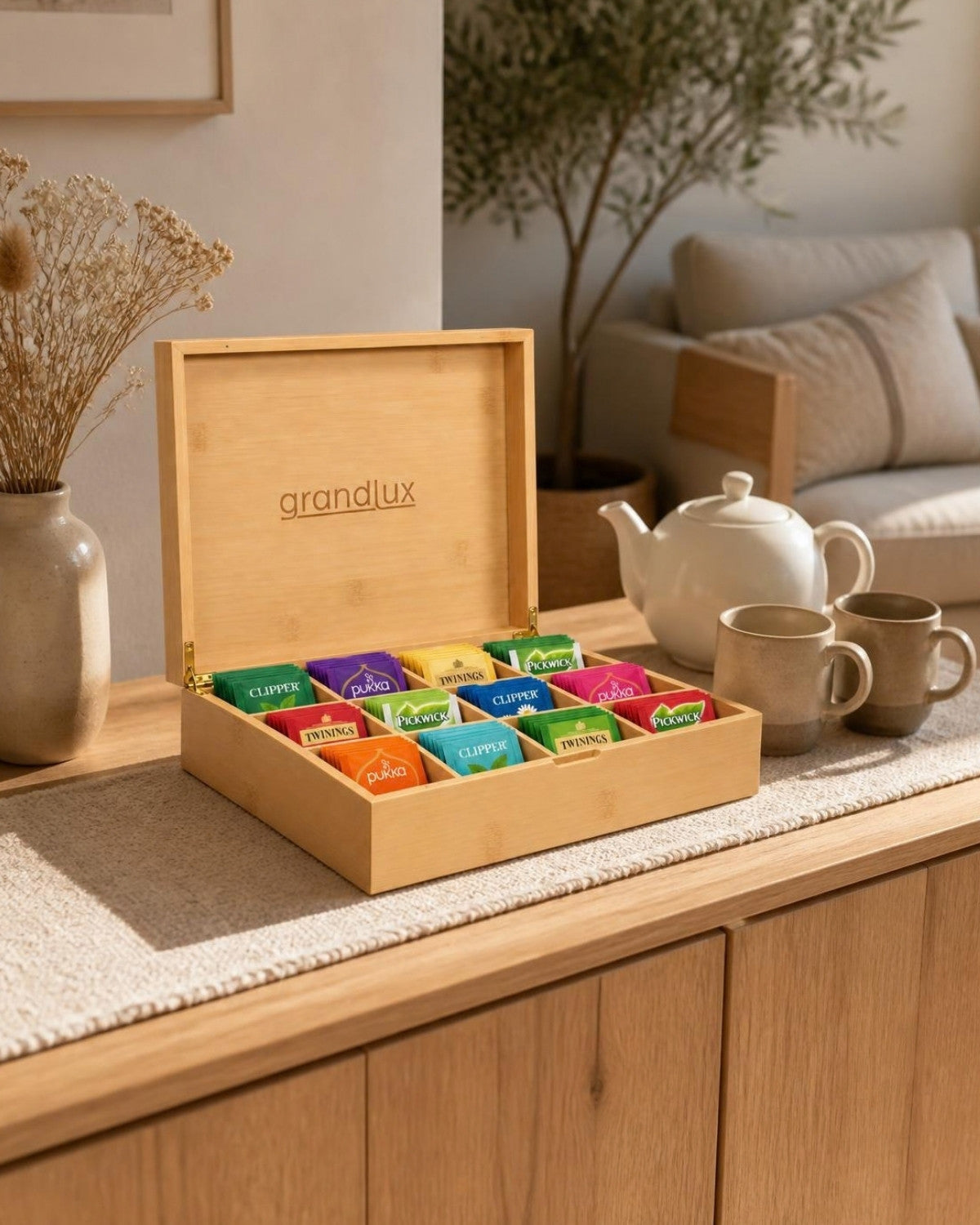Grandlux theedoos naturel op een dressoir in een B&B lounge