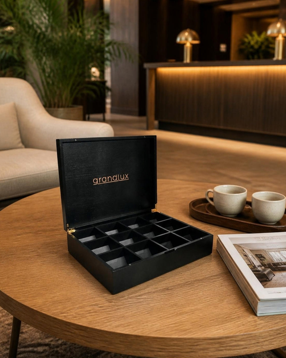 Grandlux theedoos zwart in een hotellounge