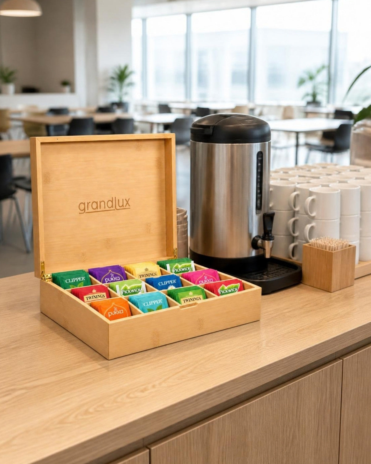 Grandlux theedoos naturel op de koffiebar van een bedrijfskantine