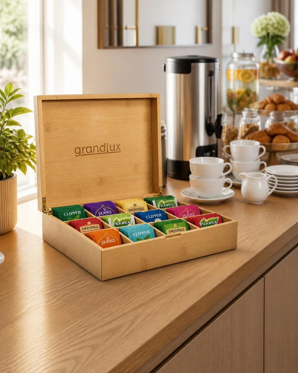 Grandlux theedoos naturel op een hotel ontbijtbuffet
