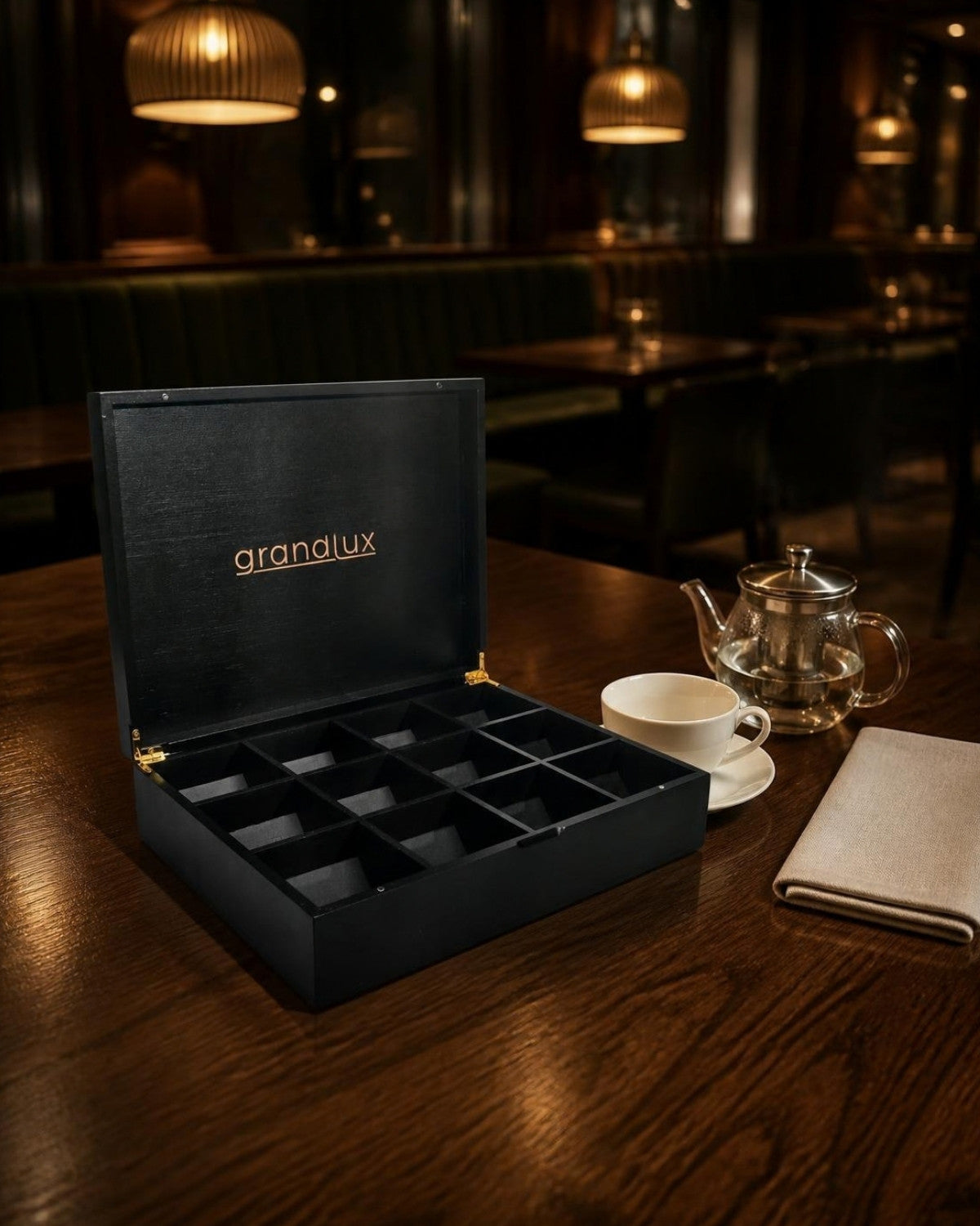 Grandlux theedoos zwart op een restauranttafel