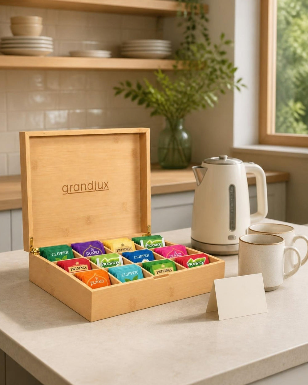 Grandlux theedoos naturel in de keuken van een vakantieappartement